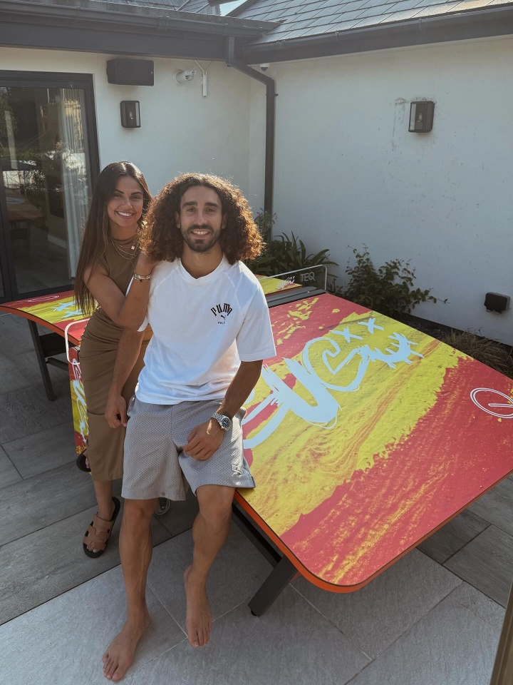 小吧社交特辑：胡梅尔斯伴侣海滨悠闲休憩 瓦尔加尽展健美体态