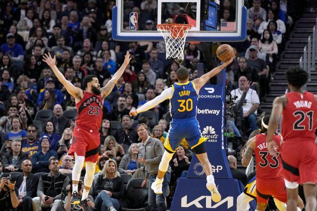 体育娱乐-内外两开花击溃猛龙 勇士胜率重返50%以上