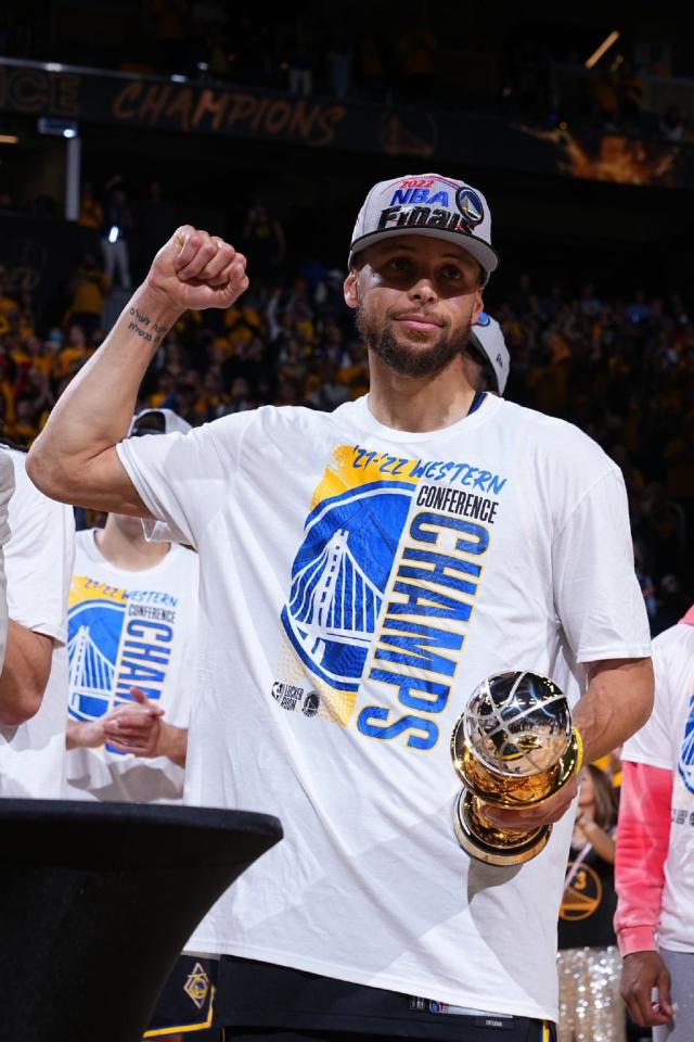 1653651359088087297.png 库里.png