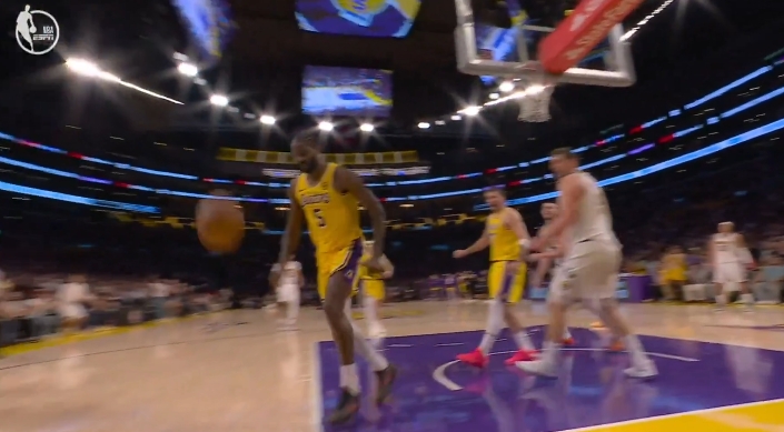 开云体育app下载-太激动了😂？艾顿大帽约基奇 本来可以救的球不要了