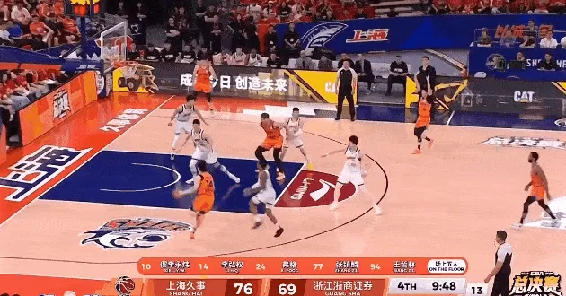 体育娱乐-王哲林篮下接球顶着人双手暴扣，已经砍下24分12篮板